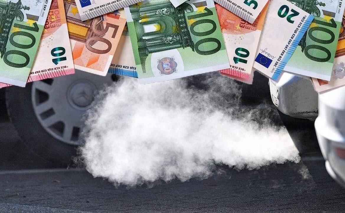 Įvertino siūlomą automobilių taršos mokestį: tai yra gyventojų apgavystė