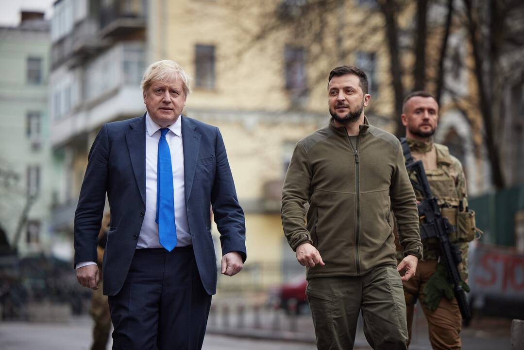 Borisas Johnsonas (kairėje) ir Volodymyras Zelenskis (dešinėje)