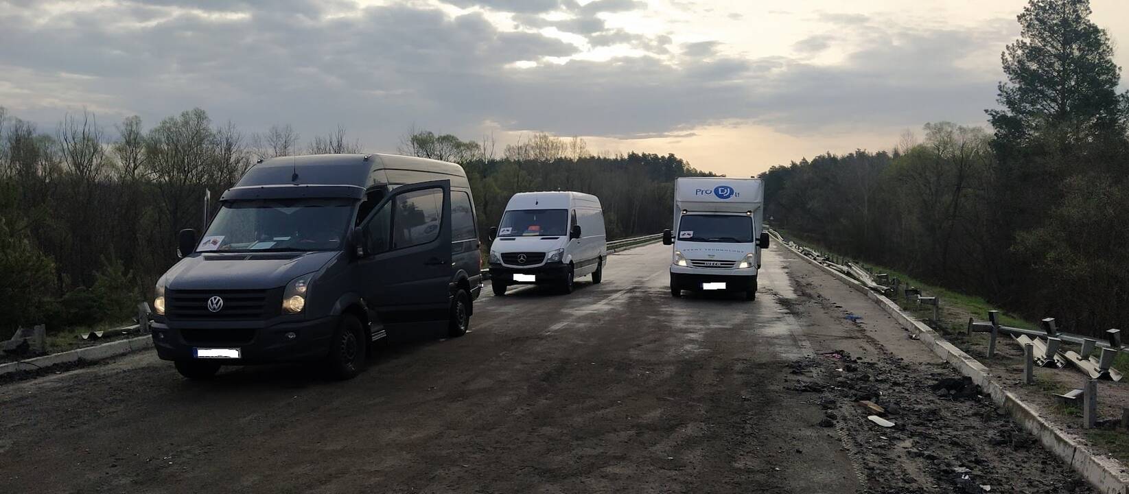 Kliūtys: tikrai ne visi tiltai Ukrainoje dabar įveikiami, tad teko ieškoti apylankų.