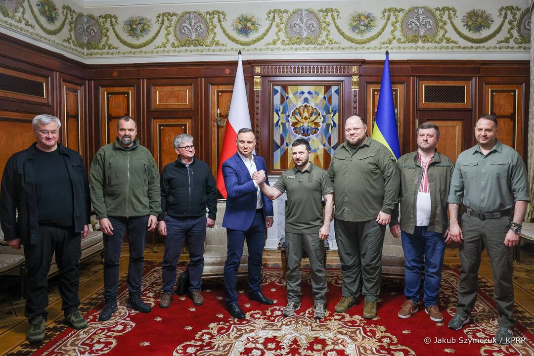Andrzejus Duda (kairėje) ir Volodymyras Zelenskis (dešinėje)
