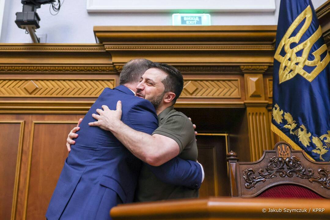 Andrzejus Duda (kairėje) ir Volodymyras Zelenskis (dešinėje)