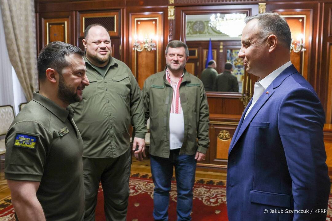 Andrzejus Duda (kairėje) ir Volodymyras Zelenskis (dešinėje)