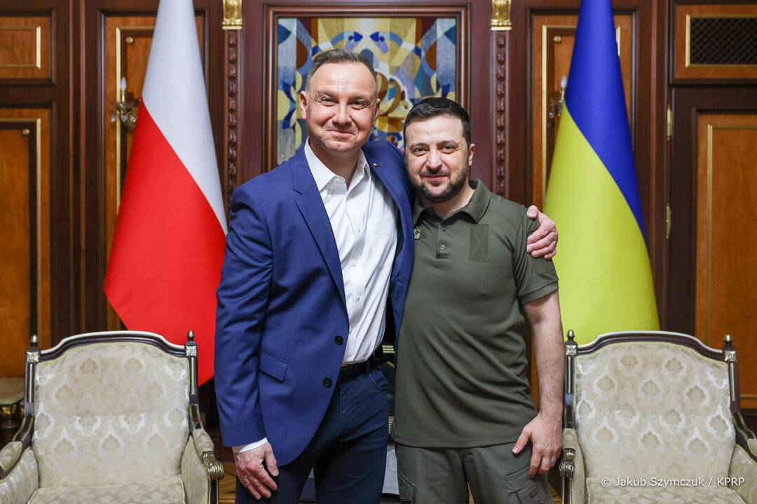 Andrzejus Duda (kairėje) ir Volodymyras Zelenskis (dešinėje)