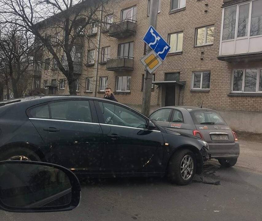 Kovo 11-osios gatvėje į avariją pakliuvo „CityBee“ automobilis, formuojasi spūstys