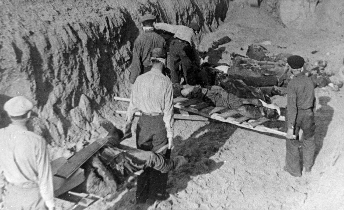 Tradicija: prie memorialo Pravieniškių žudynių aukoms atminti kasmet susirenka patriotiškai nusiteikę vietos ir aplinkinių vietovių įvairaus amžiaus žmonės.