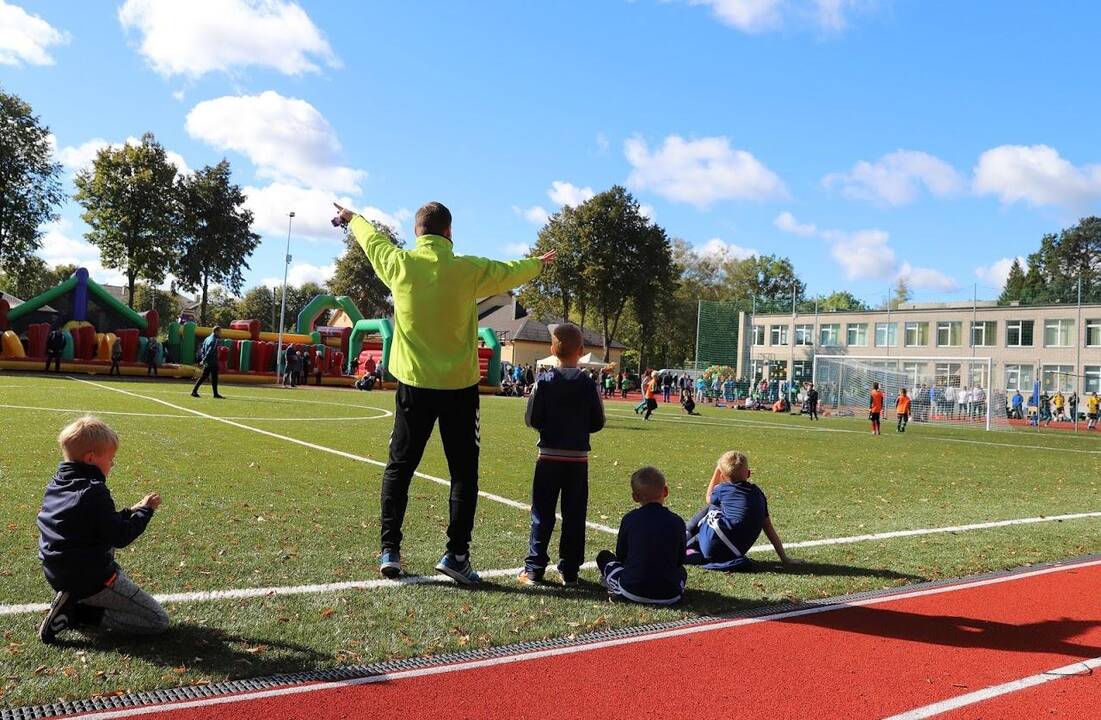 Trauka: O.Fedorčakas džiaugiasi, kad atnaujinus Vilkijos stadioną padaugėjo tiek norinčių žaisti futbolą berniukų, tiek mergaičių.