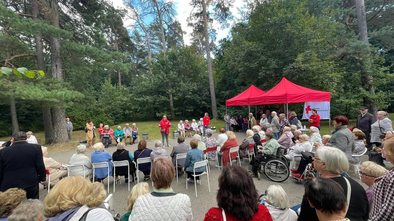 Sukvietė: Lietuvos Raudonasis Kryžius senjorams surengė šventę Panemunės šile.