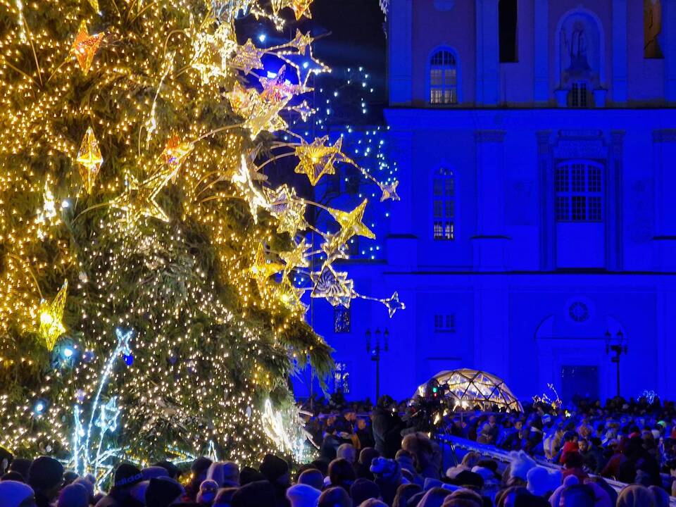 Žingsnis link Kalėdų: įžiebta žvaigždėmis puošta Kauno eglutė!