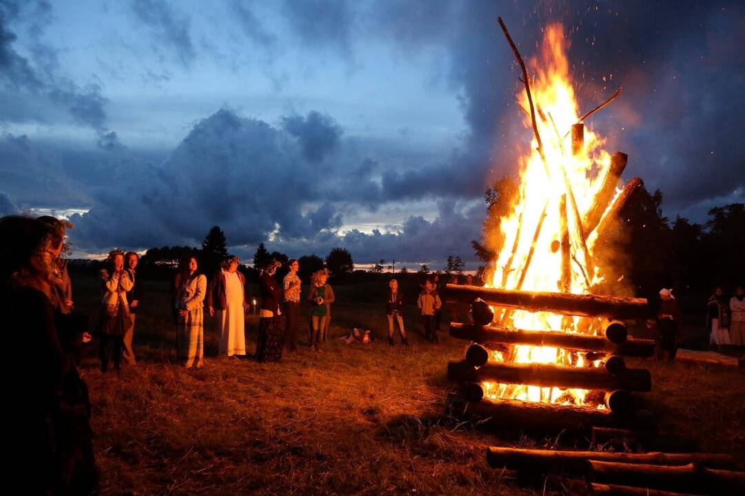 Magija: tikėta, kad švenčių išvakarėse surinkti žolynai turi stebuklingų gydančių galių, o iš 9 ar 12 augalų nupinti vainikai padeda nuspėti ateitį.