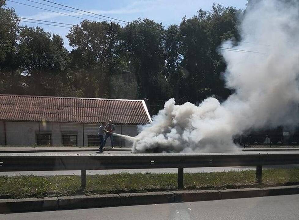 Liepsnojės "Citroen" Tunelio gatvėje.