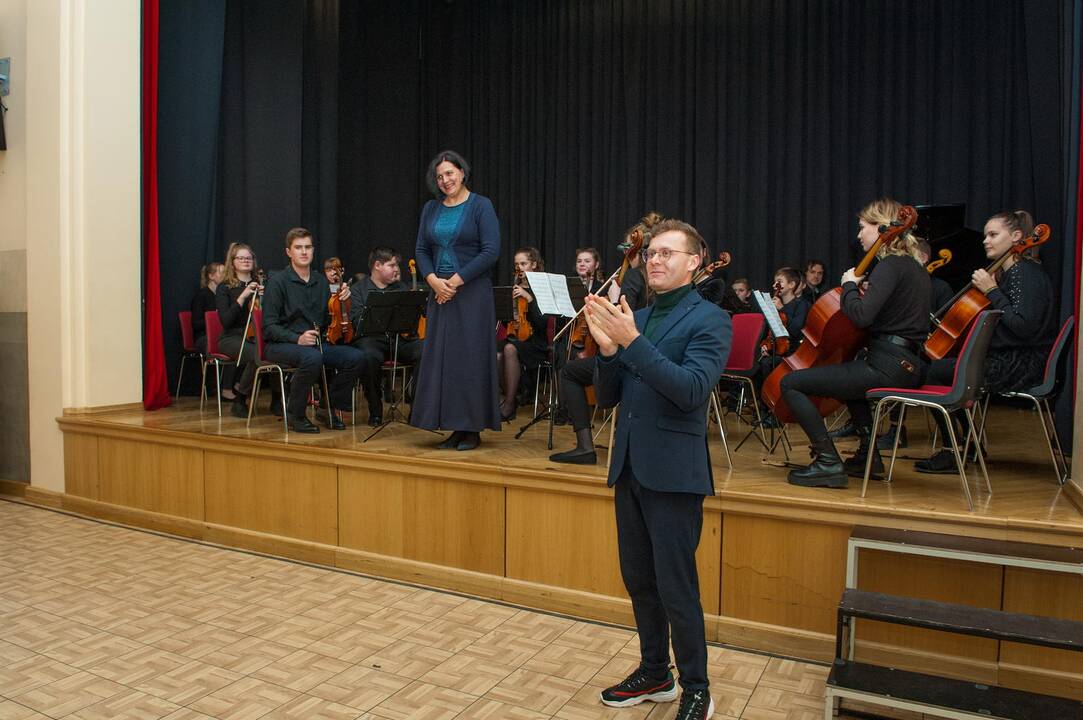Sutiktuvės: kaip įprasta profesionalų pasaulyje, kompaktinė plokštelė pristatyta mokyklos mokinių styginių orkestro koncerte.