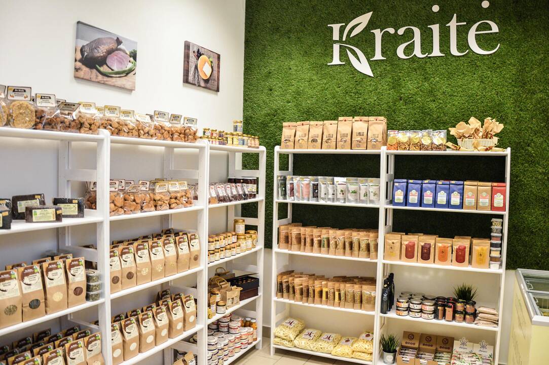 Atidarymas: Parduotuvės-turgelio Garliavoje simbolinę juostelę perkirpo (iš dešinės) Kauno rajono savivaldybės meras V.Makūnas, žemės ūkio ministras A.Palionis ir "Kraitę" įkūrusio kooperatyvo "Lietuviško ūkio kokybė" direktorius M.Maciulevičius.