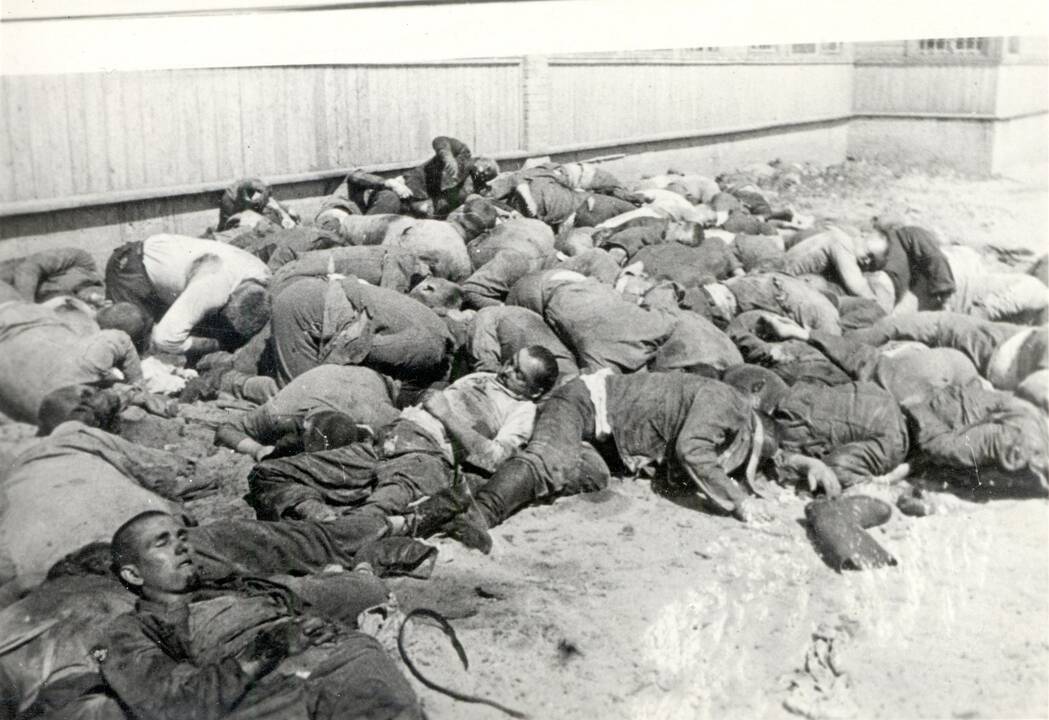 Tradicija: prie memorialo Pravieniškių žudynių aukoms atminti kasmet susirenka patriotiškai nusiteikę vietos ir aplinkinių vietovių įvairaus amžiaus žmonės.