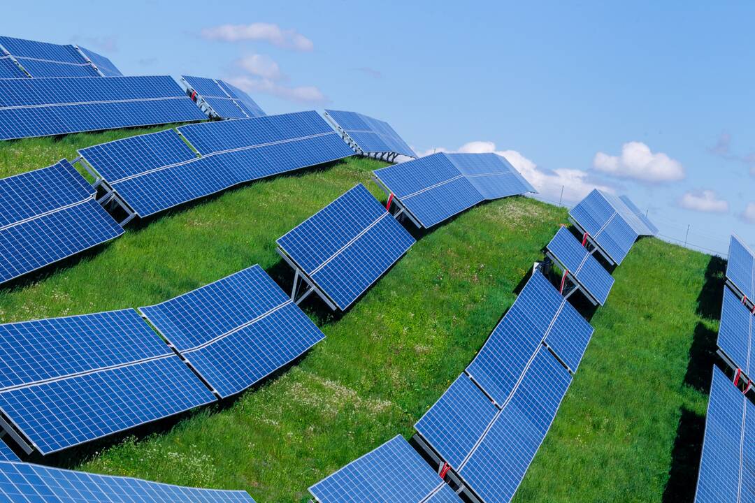 Temdo: virš saulės elektrinių parkų Lietuvoje užslinko juodi debesys.