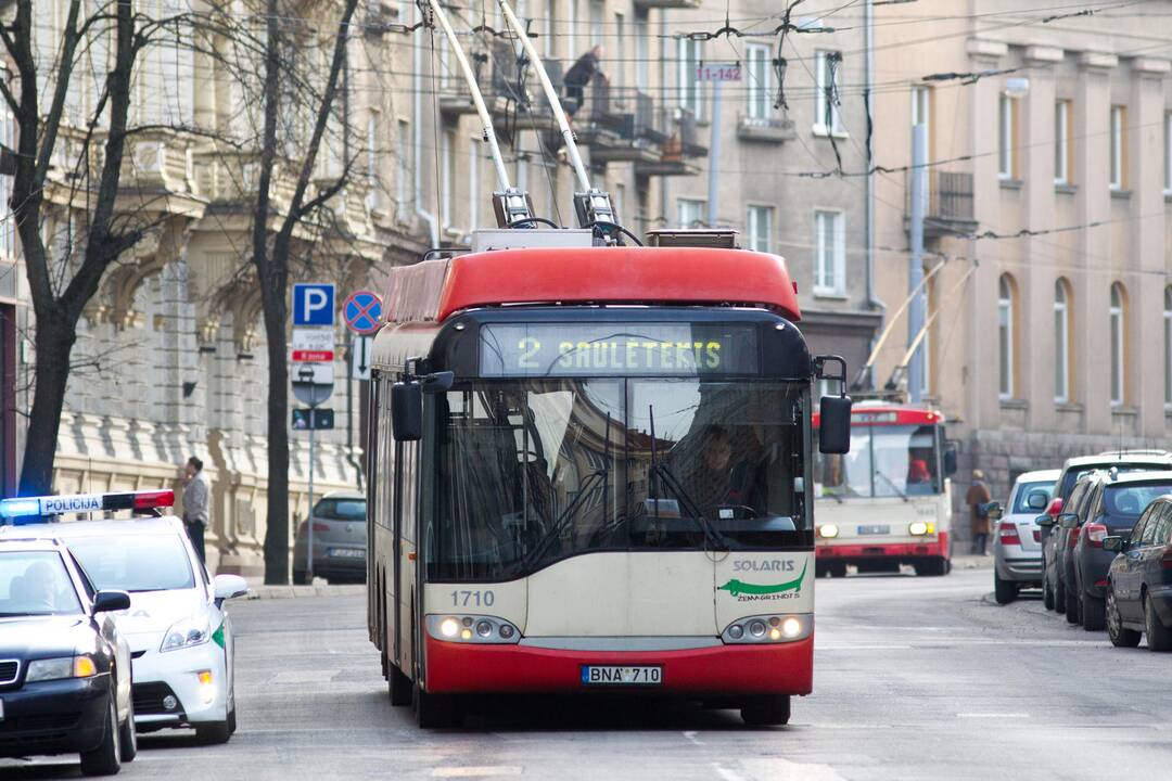 Girtam vilniečiui užkliuvo troleibusas: sviedė butelį ir iškūlė langą