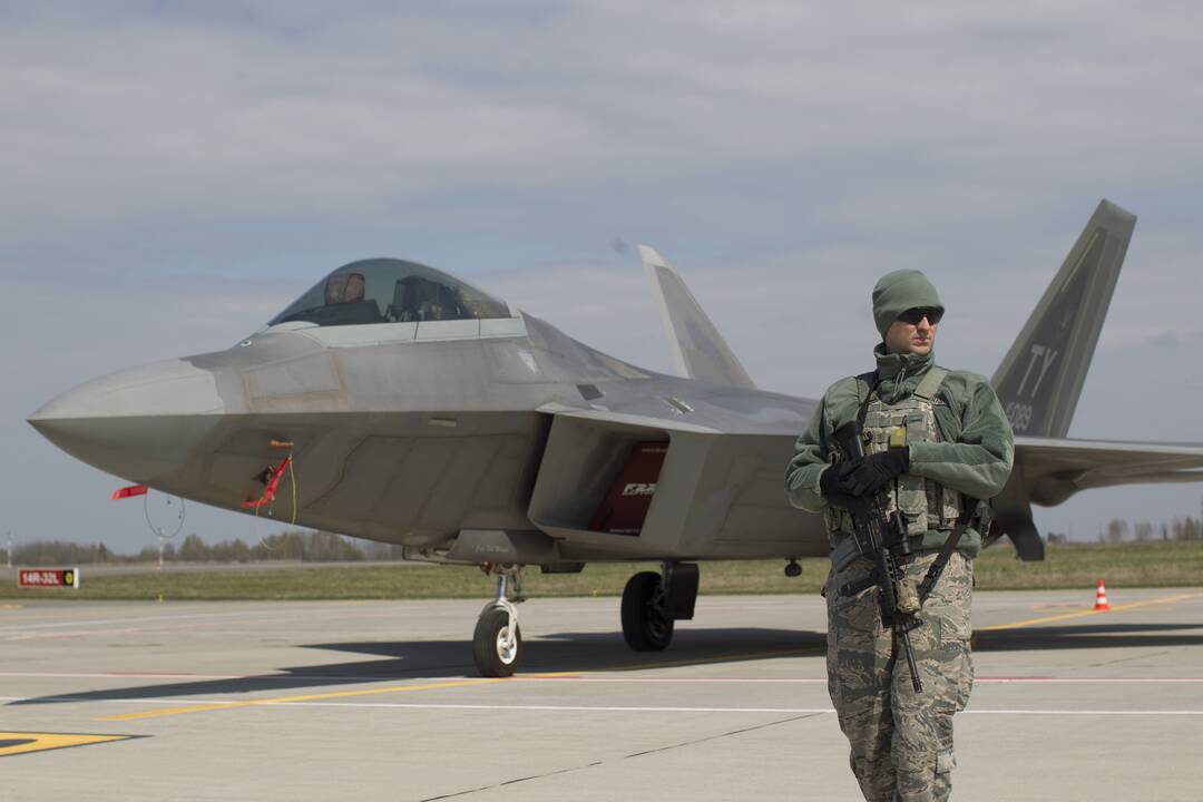 NATO naikintuvai devynis kartus kilo lydėti Rusijos orlaivių ir patruliuoti pasienyje