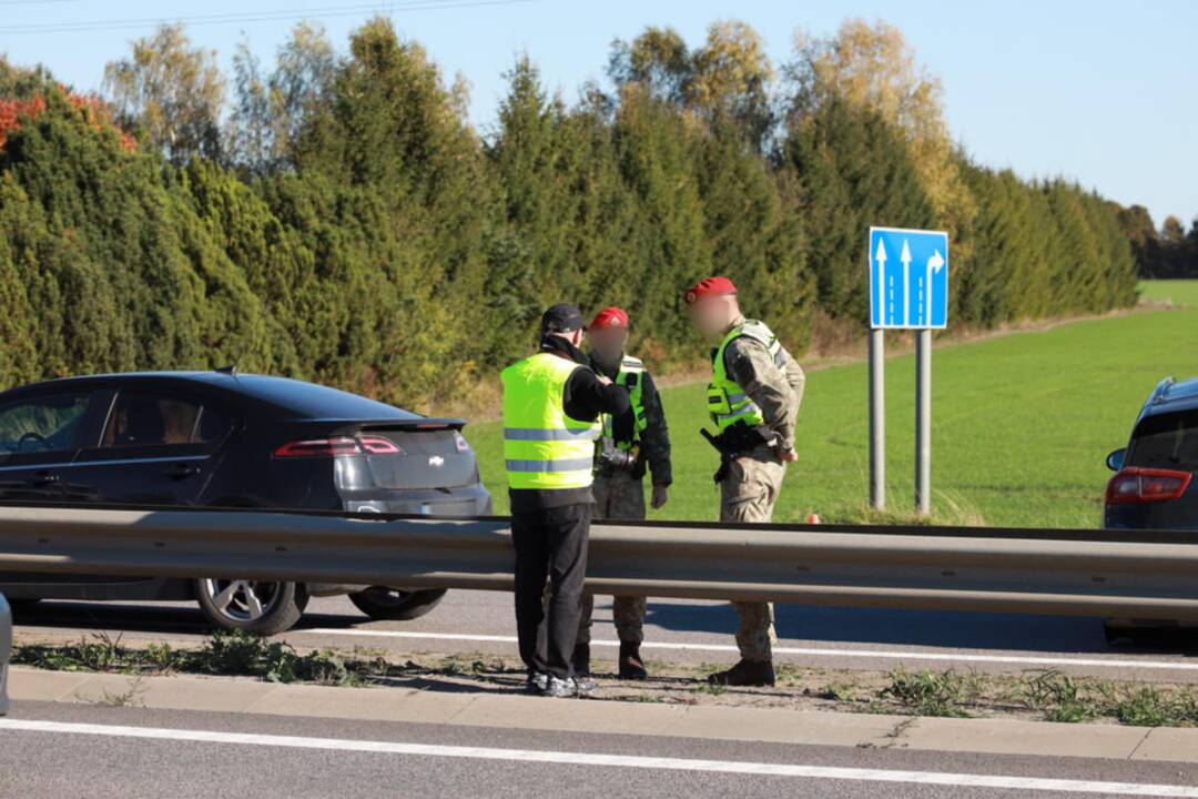 Ties Akademija į avariją pateko šarvuočių kolona