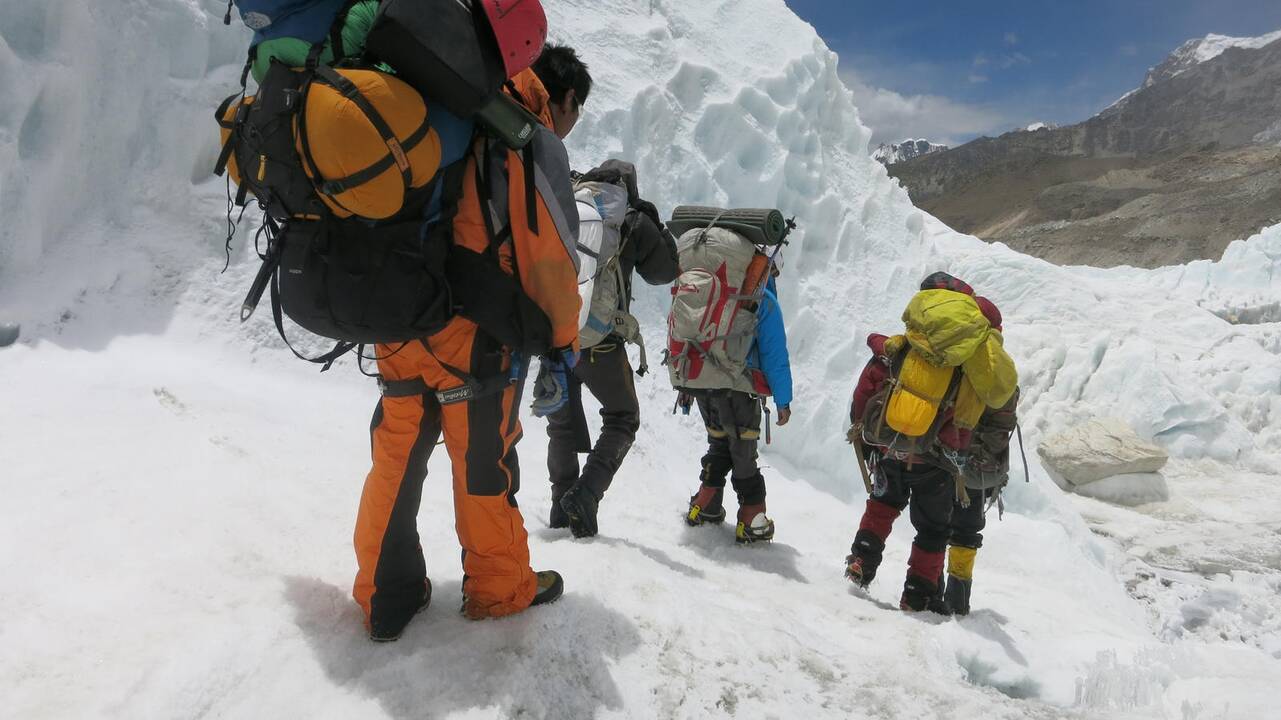 Be leidimo į Everestą kopęs pietų afrikietis mokės tūkstantinę baudą