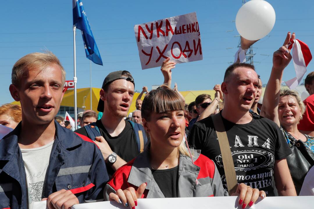 A. Lukašenka važinėja po Minsko gamyklas