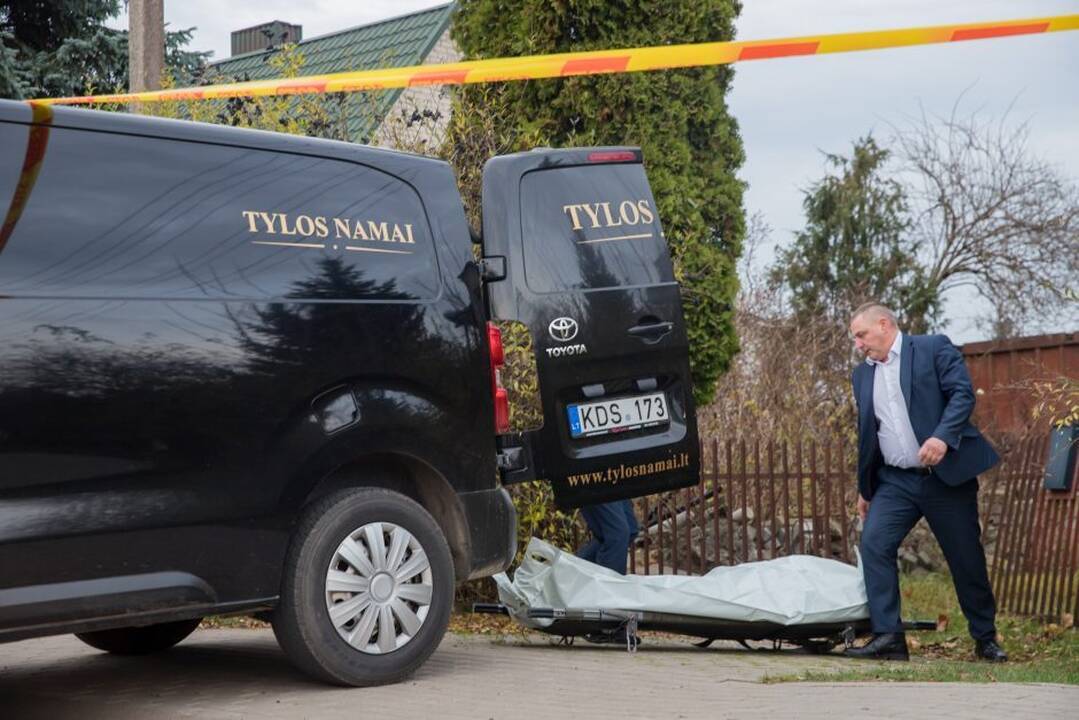 Šalia negyvenamo namo – negyvas pusamžis vyras