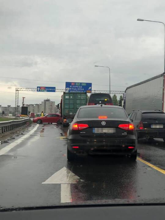 BMW ir sunkvežimio avarija prie „Megos“ trikdo eismą