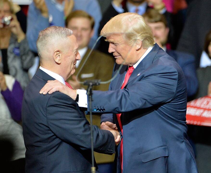 Donaldas Trumpas (dešinėje) ir Jamesas Mattisas (kairėje)