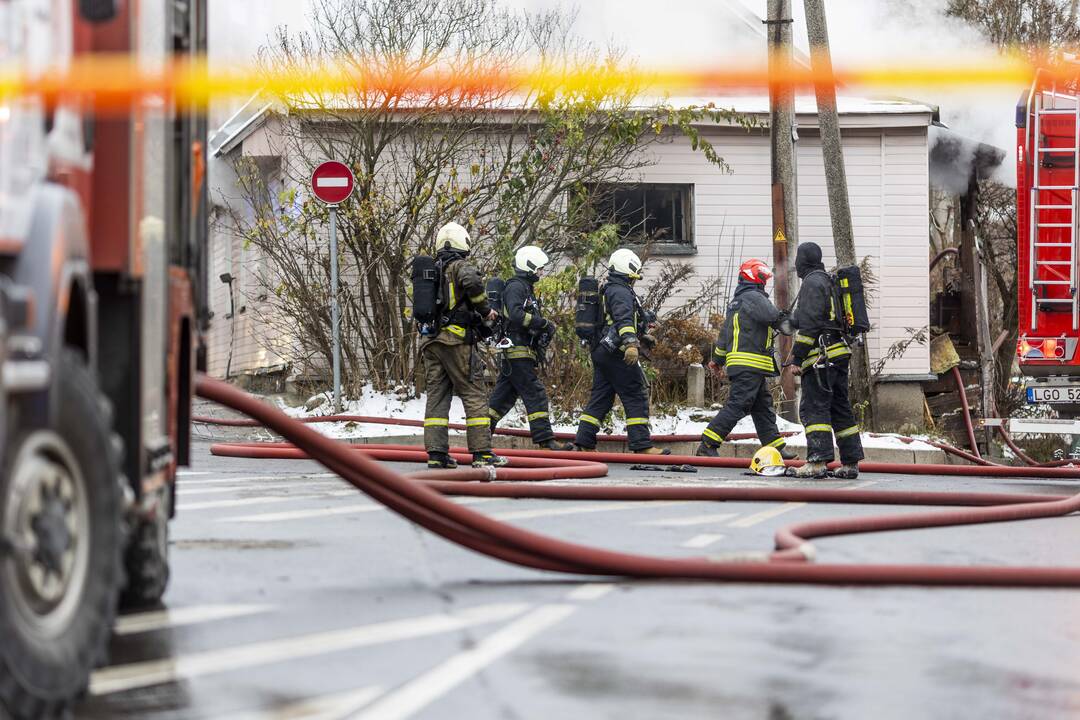 Gaisras Vilniaus Užupyje – užsiliepsnojo medinis namas