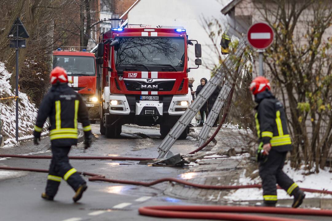 Gaisras Vilniaus Užupyje – užsiliepsnojo medinis namas