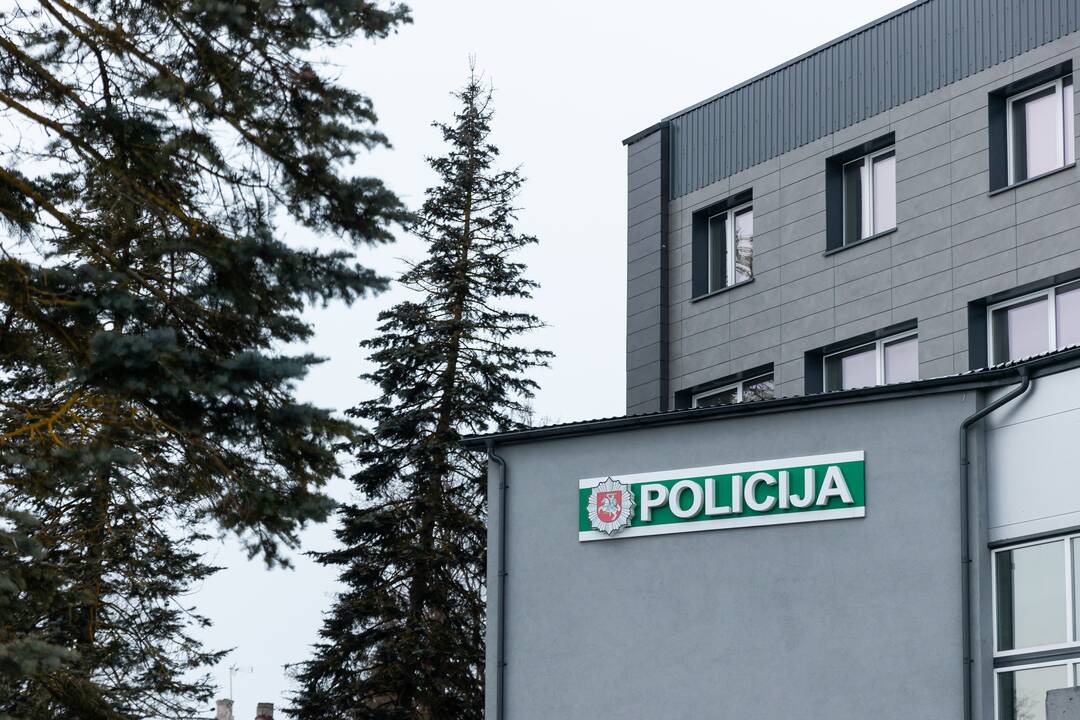 Ieško, kas apgadino Varėnos policijos komisariato duris