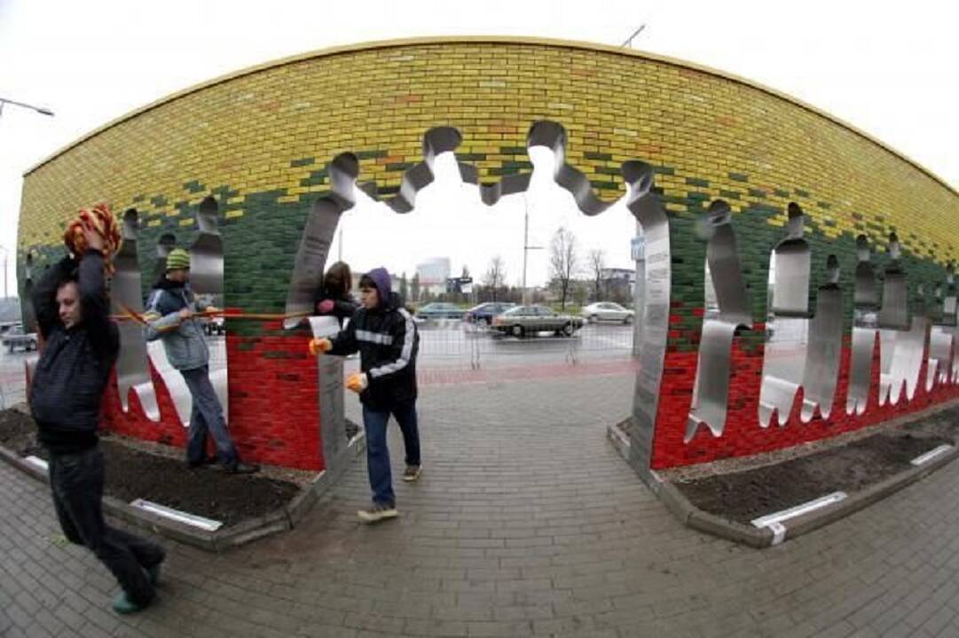 2010 metais Vilniuje iškilmingai atidengta skulptūra „Laisvės kelias“, simbolizuojanti gyvą žmonių grandinę, prieš 21 metus sujungusią tris nepriklausomybės siekusias Baltijos valstybes.