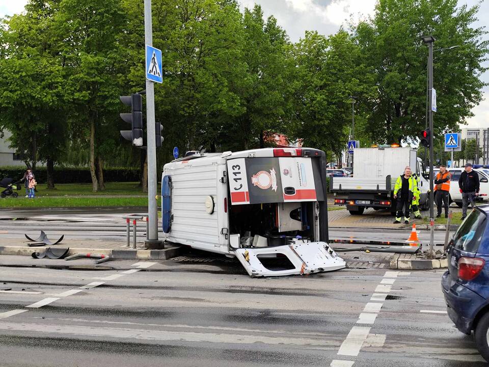 Kaune – stipri medikų automobilio ir „Volvo“ avarija