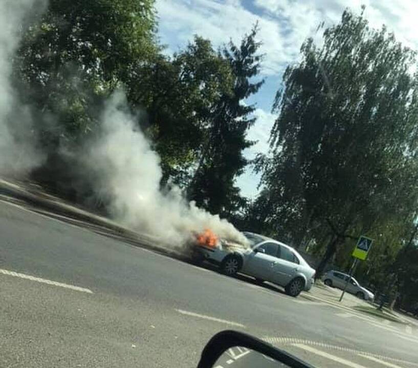Šančiuose liepsnos prarijo „Ford“ 