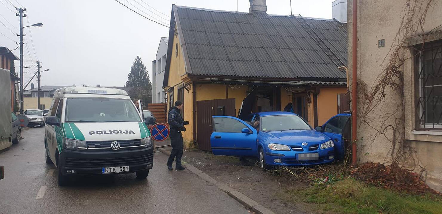 Žaliakalnyje „Nissan“ taranavo namo tvorą