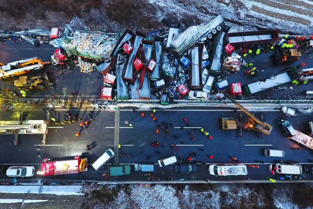 Kinijoje susidūrė per pusė šimto automobilių: mažiausiai 17 žmonių žuvo