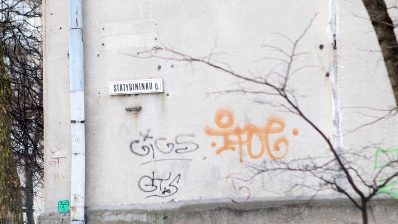 Vilniuje sienas aprašinėjęs vaikinas nubaustas laisvės apribojimu
