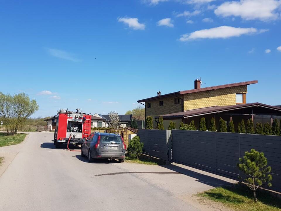 Kauno rajone degė namas: evakuoti jame buvę žmonės, vienas jų – medikų rankose