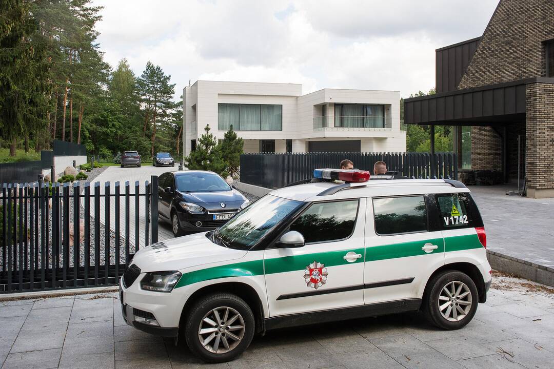 Muzikanto E. Dragūno namuose – policijos kratos