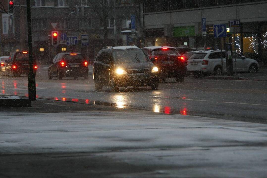 Vairuotojai Kaune, dėmesio: eismo sąlygos naktį – sudėtingos