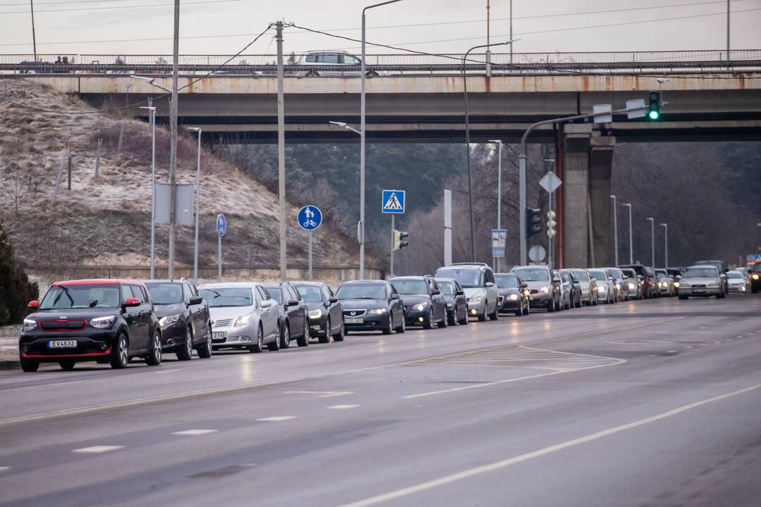 Prie koronaviruso patikros punkto Kaune – milžiniška eilė