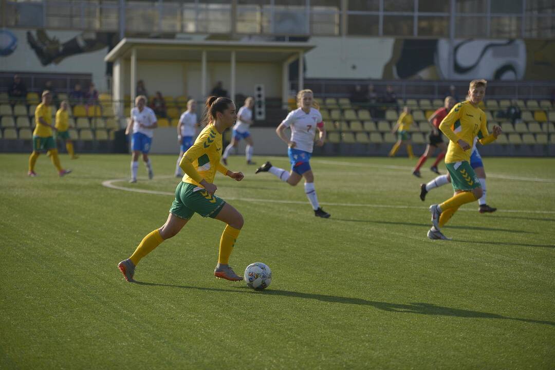 Lietuvos moterų futbolo rinktinės rungtynės su Farerų salų rinktine