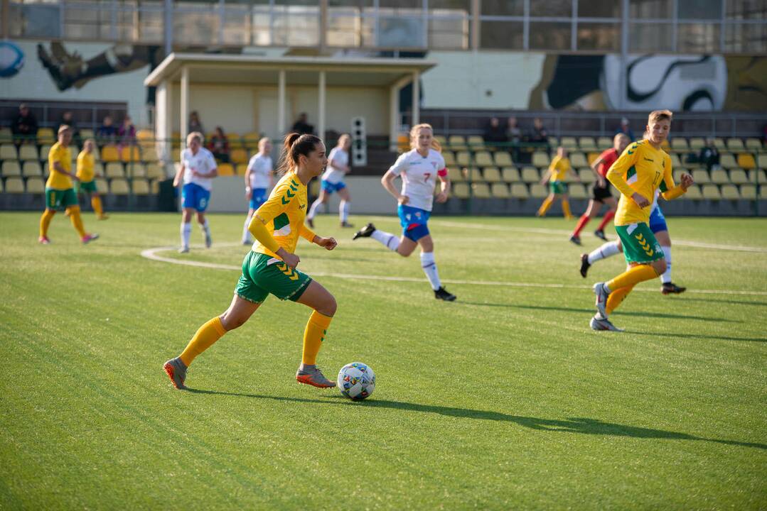 Lietuvos moterų futbolo rinktinės rungtynės su Farerų salų rinktine