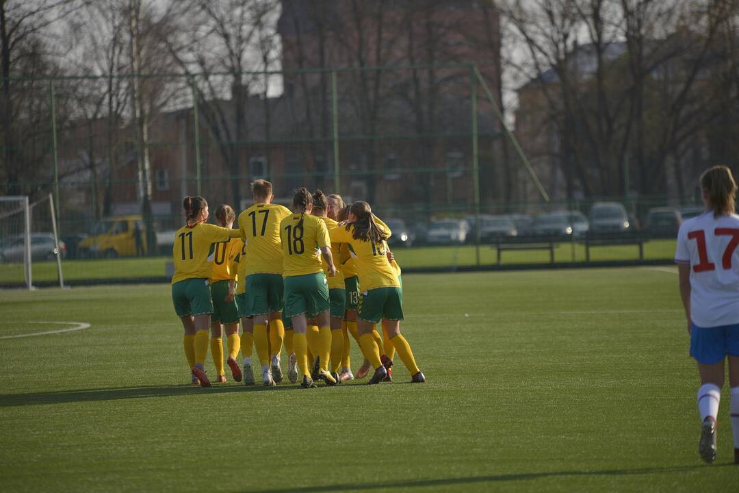 Lietuvos moterų futbolo rinktinės rungtynės su Farerų salų rinktine