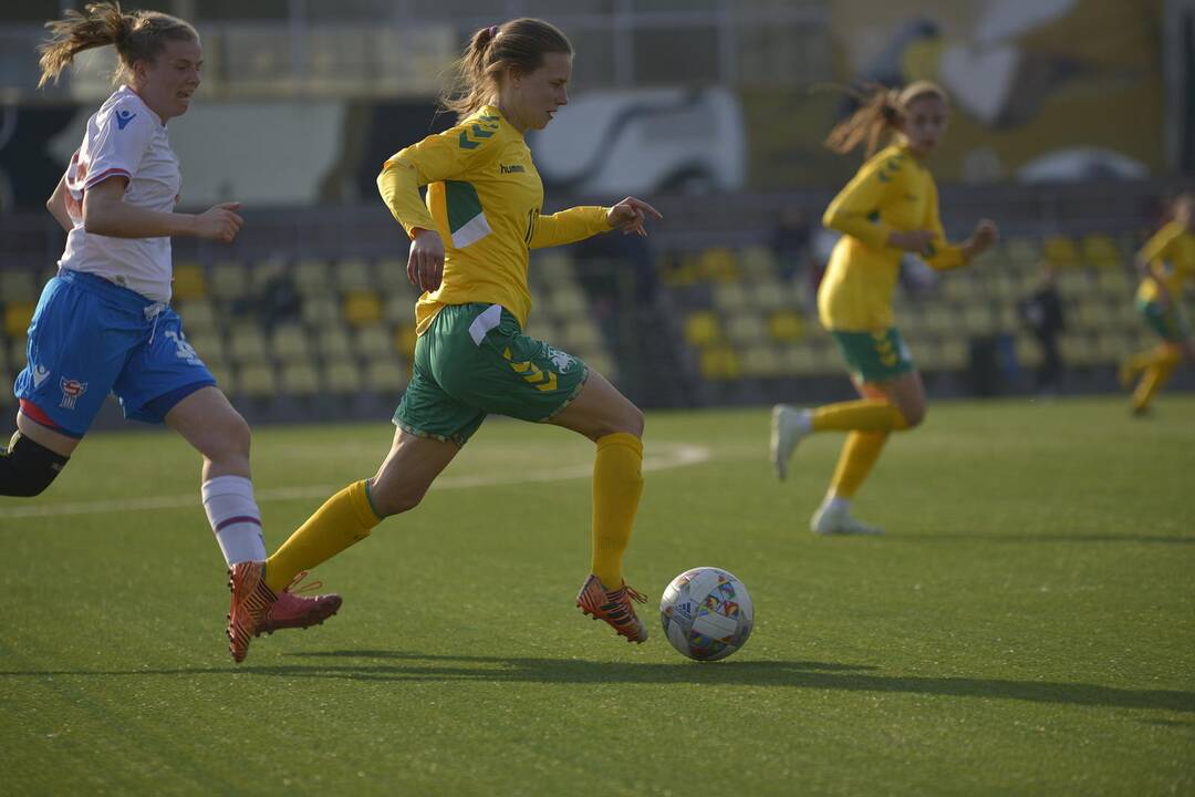 Lietuvos moterų futbolo rinktinės rungtynės su Farerų salų rinktine