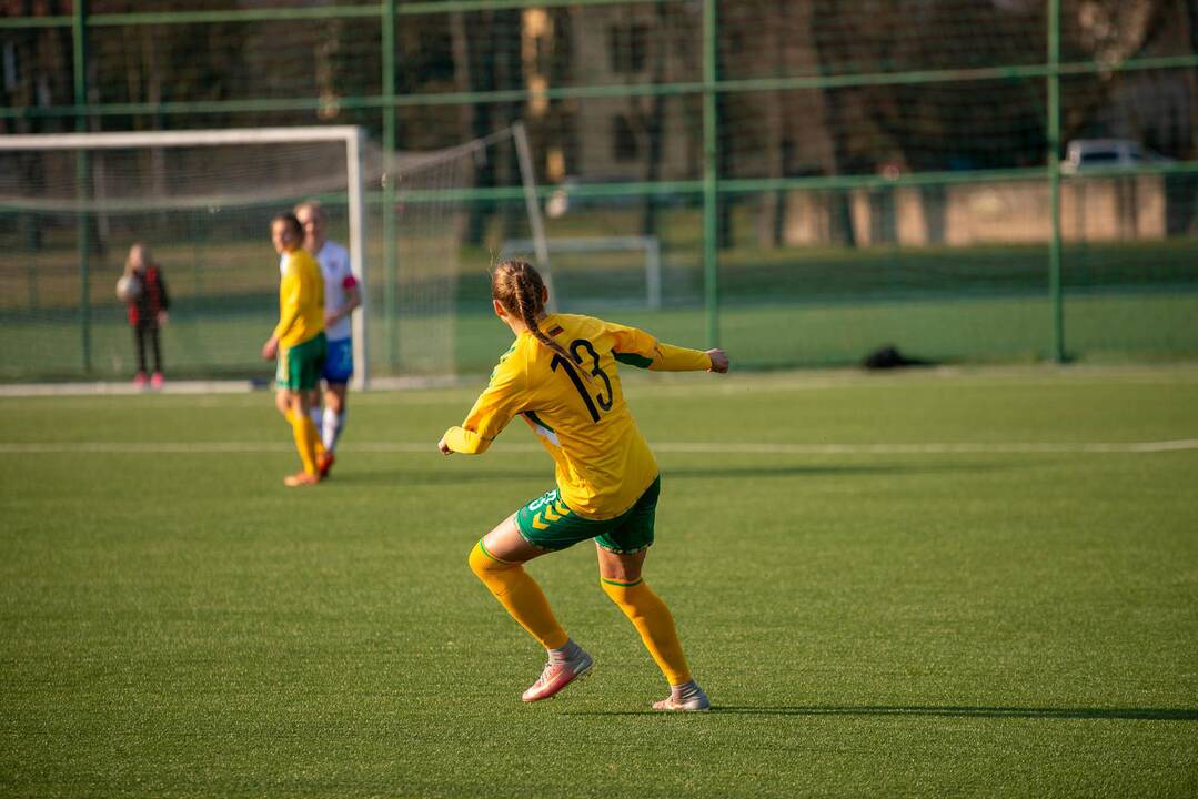 Lietuvos moterų futbolo rinktinės rungtynės su Farerų salų rinktine