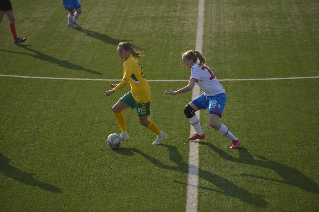 Lietuvos moterų futbolo rinktinės rungtynės su Farerų salų rinktine