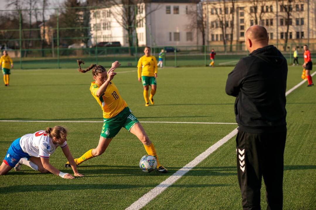 Lietuvos moterų futbolo rinktinės rungtynės su Farerų salų rinktine