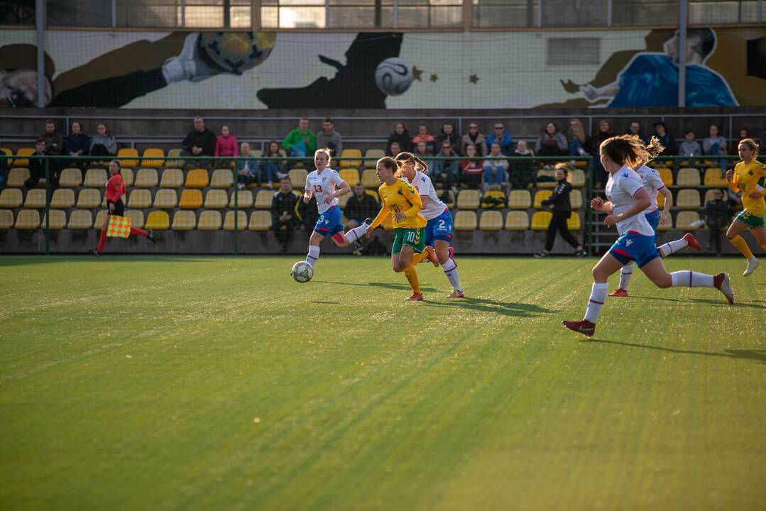 Lietuvos moterų futbolo rinktinės rungtynės su Farerų salų rinktine