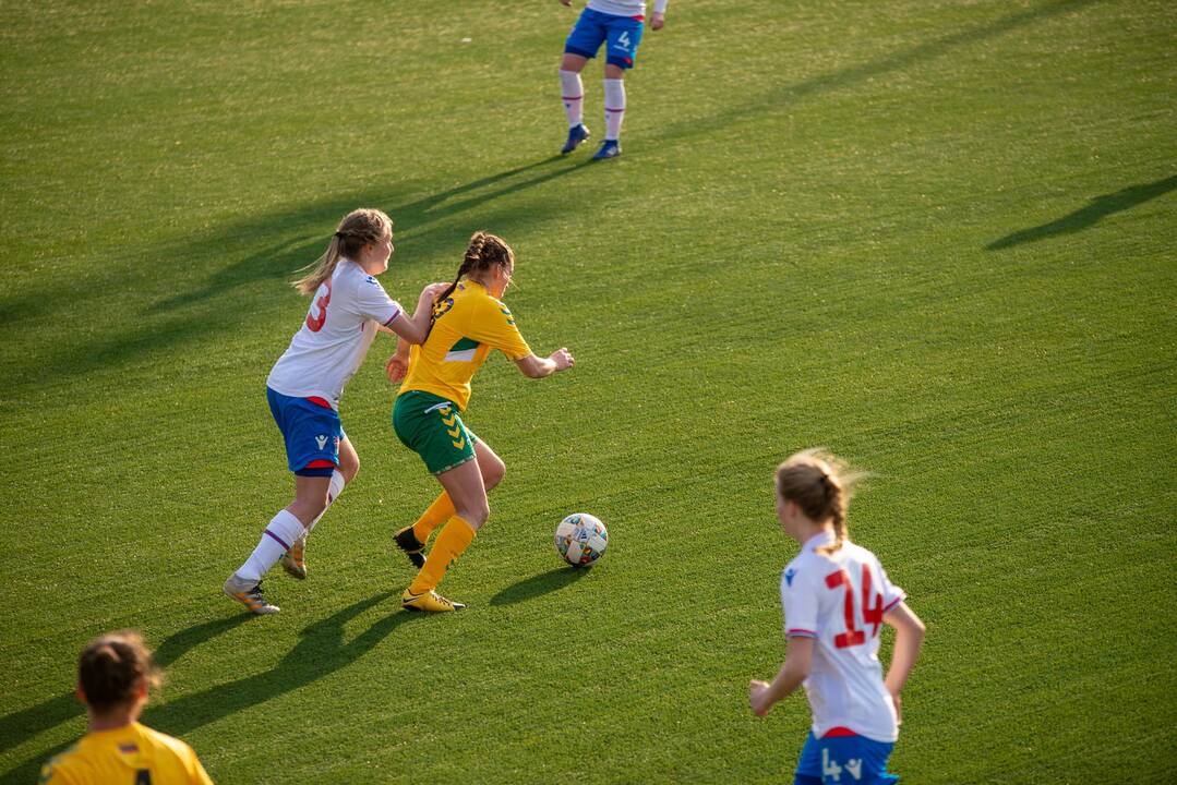 Lietuvos moterų futbolo rinktinės rungtynės su Farerų salų rinktine