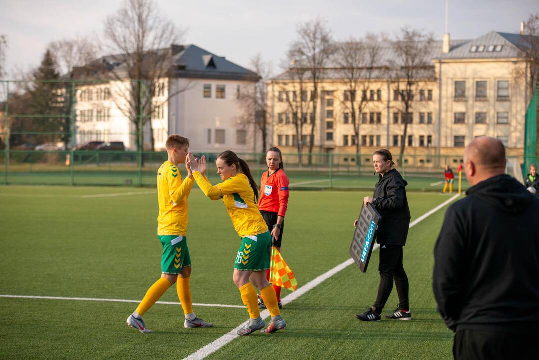 Lietuvos moterų futbolo rinktinės rungtynės su Farerų salų rinktine