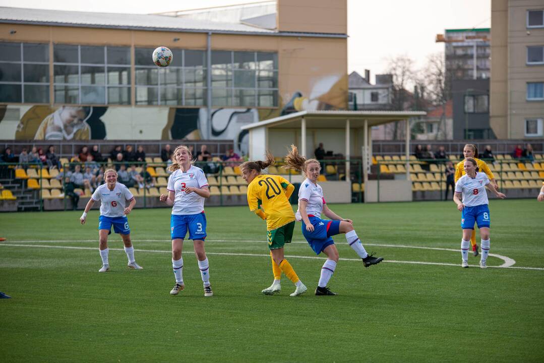 Lietuvos moterų futbolo rinktinės rungtynės su Farerų salų rinktine